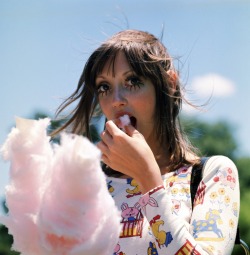 coolkidsofhistory:Shelley Duvall on the set of Brewster McCloud, 1970.