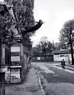 Yves Klein - Obsession de la lévitation ou le saut dans le vide, 1960.