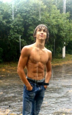 just-a-twink-again:  kylegver4:  http://KylegVer4.tumblr.com/  hot shirtless lad in the pourin’ rain 