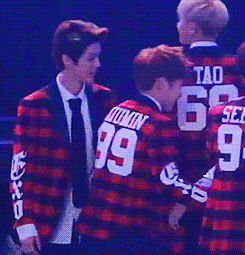 accio-xiuhan-deactivated2014081:  seems it’s necessary natural for xiuhan to gravitate towards one another (๑&gt;ᴗ&lt;๑) 