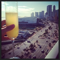 Waking up to a beautiful view, beautiful people and great memories ðŸ’‹ðŸ¹ðŸŒƒ #throwback #oldpost #downtown #miami #mimosa #lifestyle #greatview #beautifulpeople #greatmemories #allwhiteparty