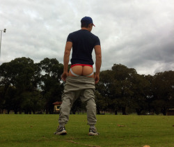 tgrade5:  This hot butt belongs to Shannon Boh.  He originally published this photo of himself in his own tumblr,  aussiespacetimetraveller.