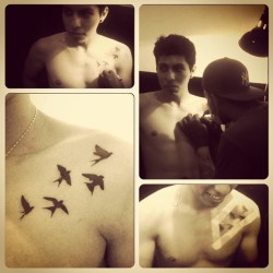 Aquí #casual con mi primer #tatuaje :3 #tatto #bird #fly #black #sepia #guy #instacollage (en Plaga Negra)