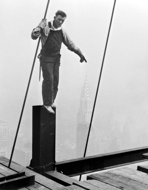 Métallurgiste touchant la pointe du Chrysler Building lors de la construction de l'Empire State Building, 1931.   