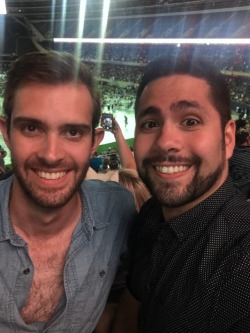 warkorkweh:Kelly Clarkson at soldier field with this guy!!