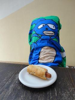 sanic why arent you eating the hot dog? don&rsquo;t be a dick dude.