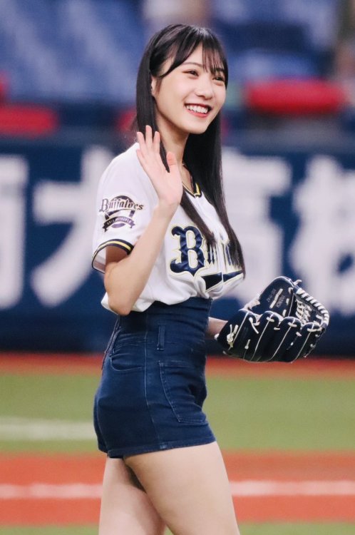 sayamirupost:NMB48 Yokono Sumire throws out ceremonial first pitch for Orix Buffaloes