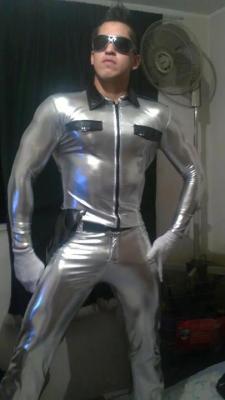 allgayfetish:   divo72:   Looking good in silver.   Want   Once he had dressed up in the silver suit &ldquo;just for laughs&rdquo;, Cameron donned the hypnotic glasses and instantly felt his mind warped and then reprogrammed to make him an obedient robot,