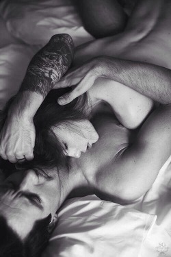 extraneousredux:  Goodnight, tumblr. xo  Even better when two are sleeping naked