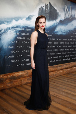 diariodeunaidealista:  Noah Premiere: Emma Watson 