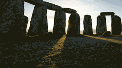 de-omgb:  Sonnenaufgang über StonehengeWiltshire, England Den Sonnenuntergang über Stonehenge beobachten und darüber philosophieren, warum diese uralten Steinstrukturen existieren. Mehr Informationen 