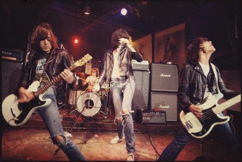 ohyeahpop:  The Ramones CBGBs New York City, 1976 - Ph. Roberta Bayley