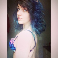 wolfinforher:  sexpixxxie:  Blue hair now!  The way your hair flicked up in the back it’s as though you have a cat ear 😀