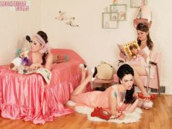 amarriedsissy:  loutigergirl99:  Decadence Dolls   Fun with the girls while wearing babydolls!http://amarriedsissy.blogspot.com/  Sissy slumber parties are fun!