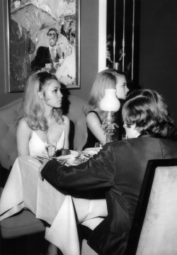  Sharon Tate, Barbara Bouchet, Roman Polanski, Playboy Club, 1966. 