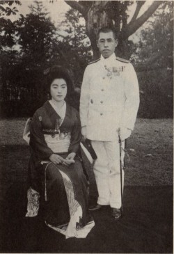 Isoroku Yamamoto e  Reiko Mihashi il giorno del matrimonio, Il 31 agosto 1918 Yamamoto è stato un ammiraglio giapponese. Viene considerato uno dei più grandi strateghi navali della storia. Gli americani, grazie alla decrittazione delle comunicazioni