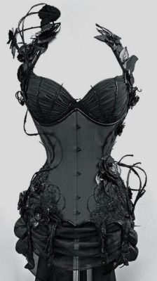 tightlaced-dreams:  bishonenrancher:  Royal Black Couture &amp; Corsetry  Gorgeous!