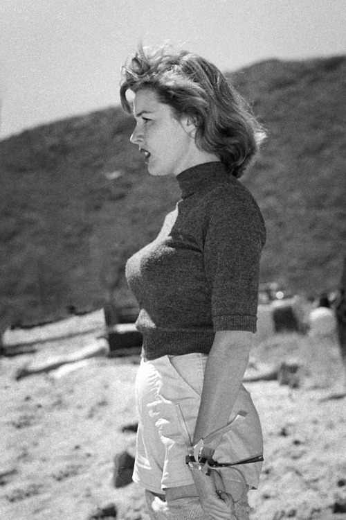 inthedarktrees:   Elaine Stewart at the Thalians Beach Ball in Malibu, 1956 | Earl Leaf
