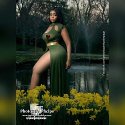 The infamous green dress is BACK!!!! London @mslondoncross working the long hair and showing off her Coke bottle figure  #blog #Model #honor #maryland #blackhairstyles  #magazine  #thick  #fit #fitness #fashion #Model  #baltimore #honormycurves #photosbyp