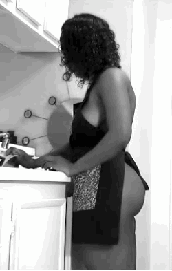 theboudoirbunny2k7:  wordplayqueen:  Please interrupt me while I wash the dishes, please.  I need this