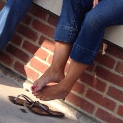 footyummy24:  Flip flop dangle on campus! I wish i would have gotten her face!!! Sooooo sexy!!! I wanted to sniff her soles!!! Oops!! Tehe ;) 3/3 #candid #candidfeet #creepfeet #creepshot #candiddangle #candiddangling #dangling #flipflop #flipflops #sanda