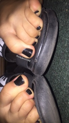 prettyfeet1998:  Black nail with black shoe!! This was requested a few times so here you go!! My feet a little dirty for those who like that!!🤙🏽❤️