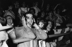 the60sbazaar:  Screaming Beatles fans 