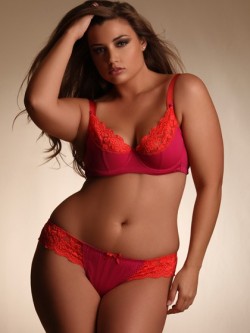 pear-lover:  xlsize:  Plus Size Girl Modeling For a Plus Size Lingerie Mark.  🍐❤️