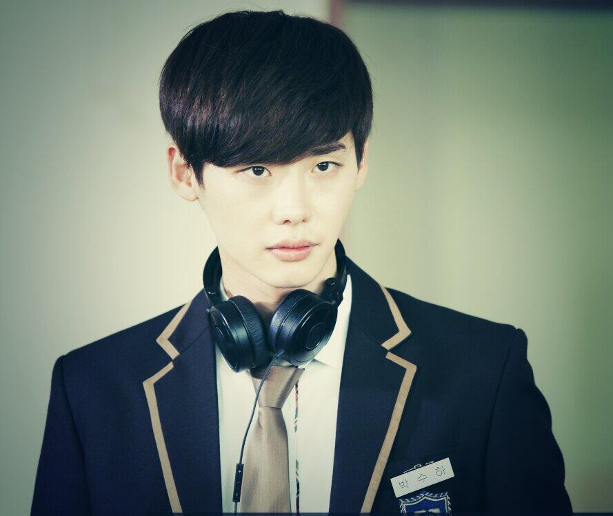 Lee Jong-suk – to sew a button