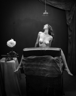 laurent-callot:Le dahlia blanc. 2015 @laurentcallot #laurentcallot #reims #nu #nude #digital #pantyhose #naturallight #lumierenaturelle #dahlia #ledahliablanc #france #fleur #flower #woman #bnwphotography #bnw