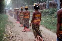 unrar:Indonesia, Bali 1965. Women in traditional dresses, Thomas Hoepker.