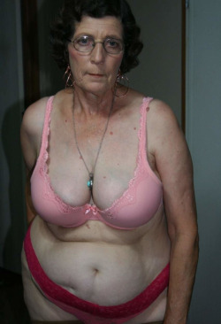 This granny is a bit shopworn but the sex appeal is still there!Meet your sexy older partner here!