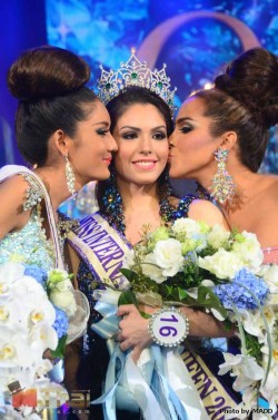vanessamazzatx:  Marcela Ohio del Brasile è stata incoronata la vincitrice del concorso di bellezza transessuale - Miss International Queen 2013 a Pattaya in Tailandia il 1 ° novembre 2013. Miss USA Shantell D’Marco è arrivata seconda e Thailandese
