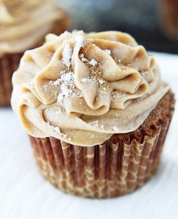 do-not-touch-my-food:  Gingerbread Cupcakes with Cinnamon Cream Cheese Frosting