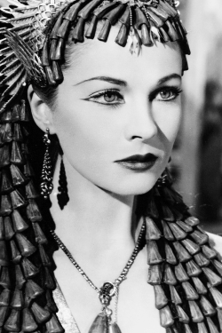 vintagegal:  Vivien Leigh in Caesar and Cleopatra (1945) 