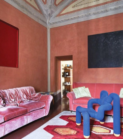 80sdeco:  70s optic art shag rug, pink velvet couches, red and black abstract paintings, salmon walls, blue Biaciocchi chair, classical cathedral ceiling  hausdurchsuchung 70s 80s roberto biaciocchi ekstrem chair by terje ekström italy 