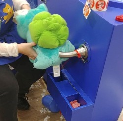 ace-pervert:  snugz:  kirklanddryersheet:  gimme-da-memes-b0ss: Bulbasaur was never the same after that day 🐉 Omg omg I got a bulbasaur at build a bear and I was kinda embarrassed about buying it for myself and stuff but there weren’t any other kids