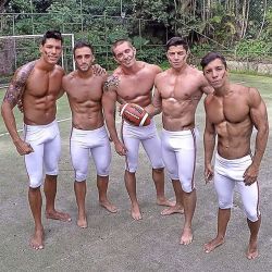 Men in tights ðŸ˜˜ðŸ‘ðŸ¼http://imrockhard4u.tumblr.com