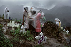 unrar:   Panchimalco, located 17 km to the south of San Salvador. November, 1st. Celebration of the Day of the Dead, El Salvador 1985, Jean Guamy. 