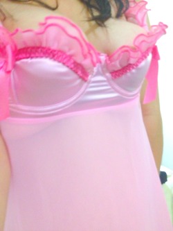 daddyslittlebunneh:  New pink lingerie, the cup is too small unfortunately but i still love the colour and frills :)