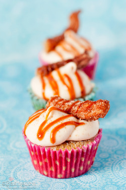 ugly–cupcakes:  Churro Cupcakes with Salted Dulce De Leche Sauce 
