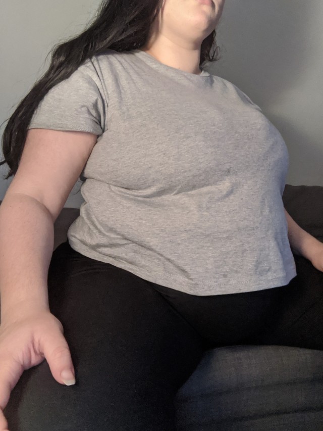 ffafeed:Man my tight XL leggings can hold in so much, I look like I&rsquo;m basically bursting, especially cause my bra is way to tight too&hellip; Must be from all the snacks I know everyone is stuck right now, wherever you are, I get it - so I have