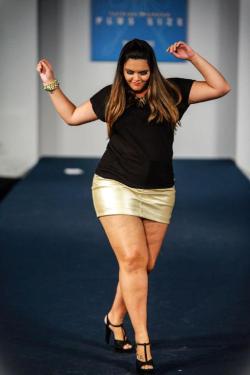 hourglassandclass:  Cleo Fernandes looks so great strutting her stuff down this runway! For more body positivity and curves, check out my blog :)   
