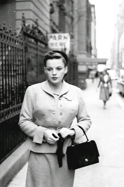 wehadfacesthen:Judy Garland in New York, 1950
