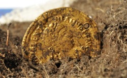 In Sweden, archaeologists have discovered a gold Roman coin at the site of a brutal, 1,500-year-old murder. ÖLAND, SWEDEN—For three years archaeologists have been digging at a site on the island of Öland looking for evidence of the Migration Period