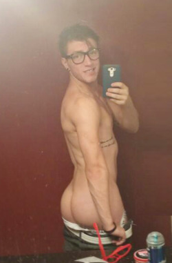 alekzmx:  glasses+ a bubble butt? Logan Taylor from VoyeurBoys could totally get it, i mean:(hot gif by metamesaloud)