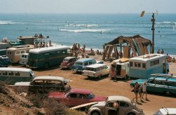 psychedelic-watermelon:  linlies:  the60sbazaar:  Sixties surfing beach scene photographed by LeRoy Grannis   Want  want to 