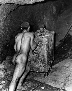 ouryanos:  d-ici-et-d-ailleurs ‘Solfatara, Sicilia, 1953’, Photo de Fulvio Roiter, photographe italien.   Mineurs dans une mine de soufre à Caltanissetta, en Sicile, contraints  de travailler nus dans la chaleur étouffante que dégagent ces mines.