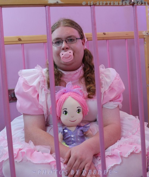 sissykaede:   Got to spend some time in a crib the other day, it was magical hehe. Felt so nice to be surrounded by the bars and feel so little. Really need to get my own, its a need for me now.Somthing that feles so right should not be somthing i dont