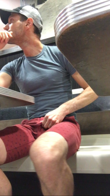 somewetguy: Guy pisses his red shorts on a fast food restaurant bench